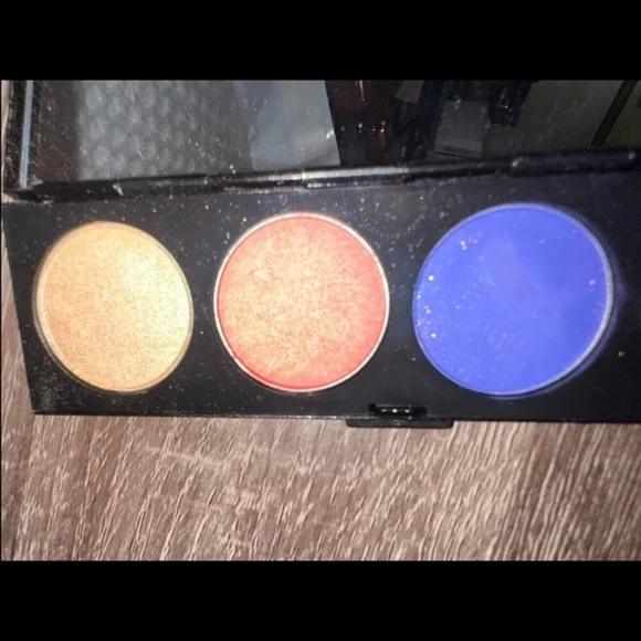 MAC cosmetics Hello‎ Kitty Lucky Tom Eyeshadow Palette